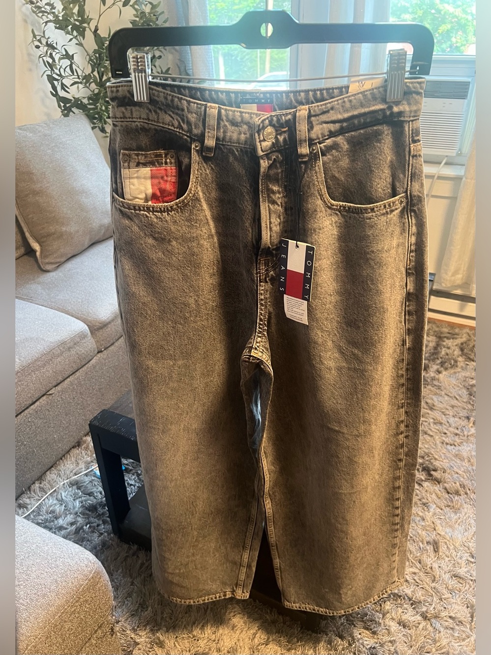 Tommy Hilfiger Women's Relaxed Black Wash Jeans with Flag Pocket